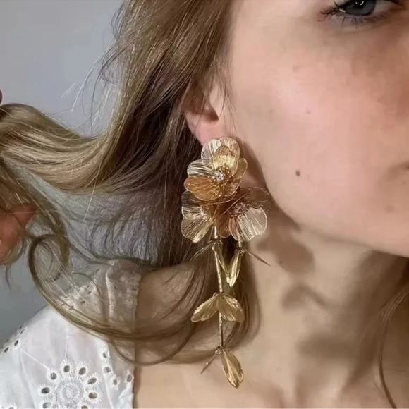 Zara Kate Middleton Cascading Gold Flower Earrings - Picture 8 of 12